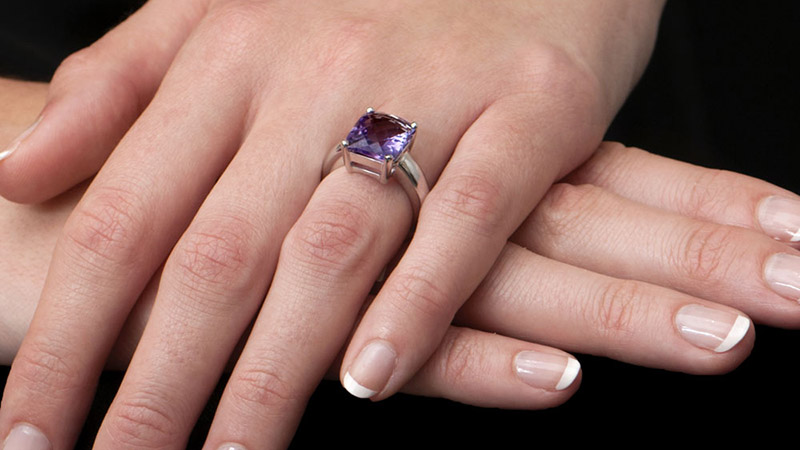 Tuổi trung ni&ecirc;n n&ecirc;n chọn nhẫn đ&iacute;nh đ&aacute; lớn, tinh tế